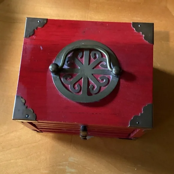 Vintage-Inspired Red coaster Organizer with Brass Details - Picture 2 of 6